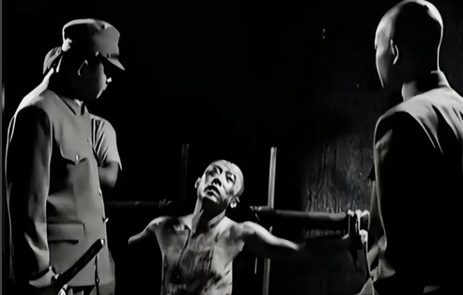 1943年，地下交通员王培森被捕，受不了酷刑，开始叛变，带着敌人冲向12名干部藏