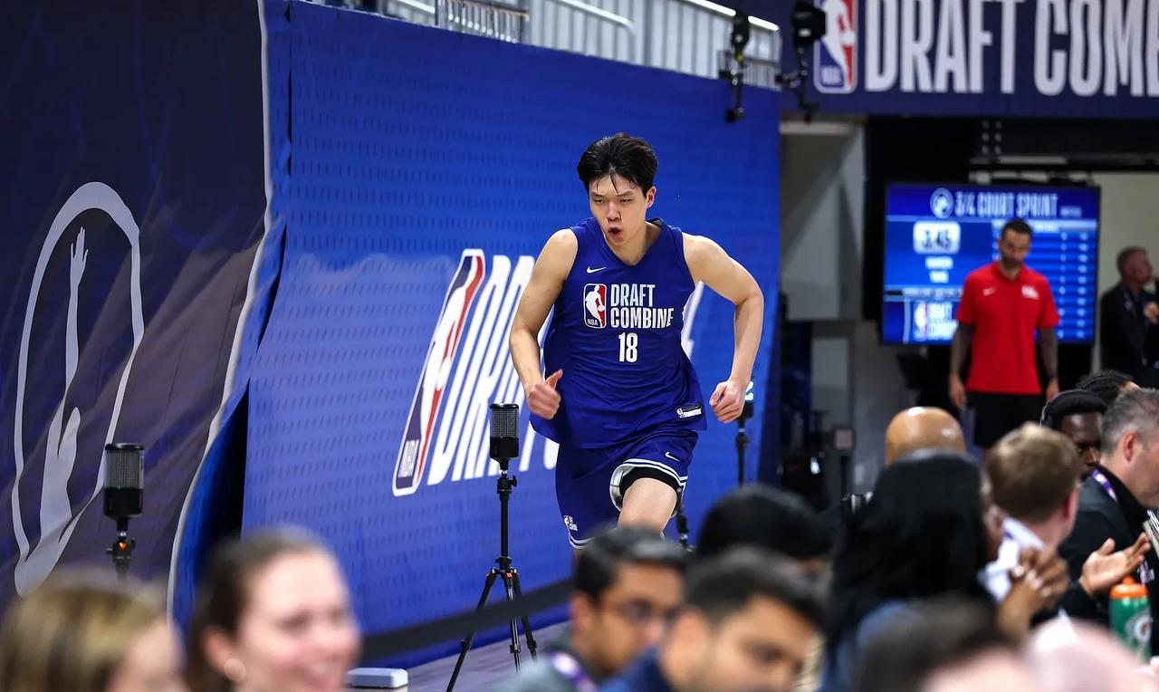 从百万到亿元的跃升！杨瀚森在NBA一年的薪水比在CBA4年都多
1、留在CBA履