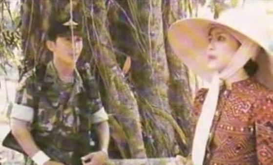 保镖含情脉脉地看着诗丽吉王后，这个男人不识天高地厚，王的女人也敢动。当了小三的他
