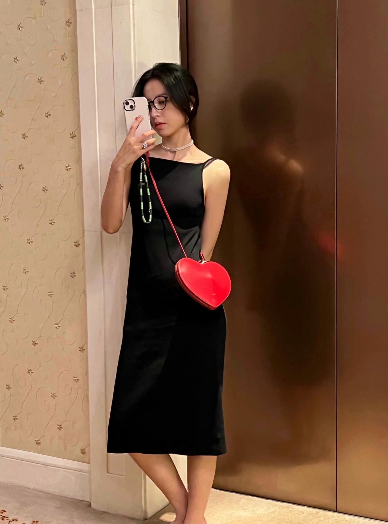 周雨彤 
美女总是爱自拍。