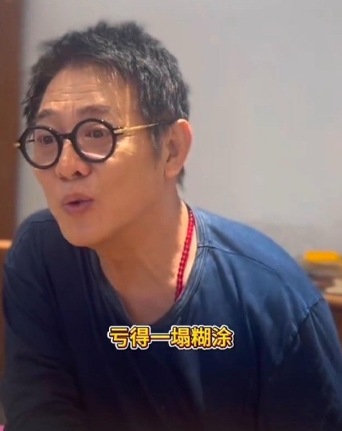 62岁李连杰在北京和粉丝聚餐，他现在的状态太好了，甲亢病已经痊愈，身材又胖回来了
