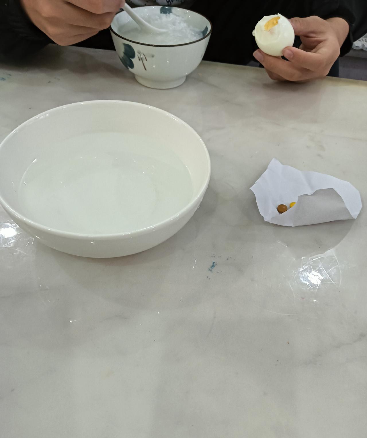 和孩子商量了很久，他还是不愿意去看，最后没办法，我去跑到诊所，给医生说了说了症状