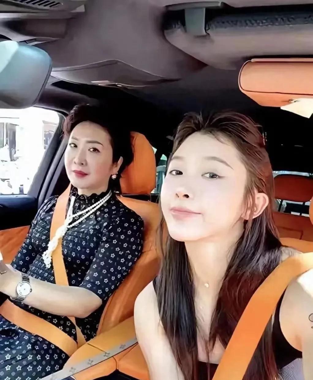 吴燕妮妈妈熊艳这气质也太绝佳了吧？
曾经做为舞蹈演员的熊艳身体圆润，体态婀娜，那