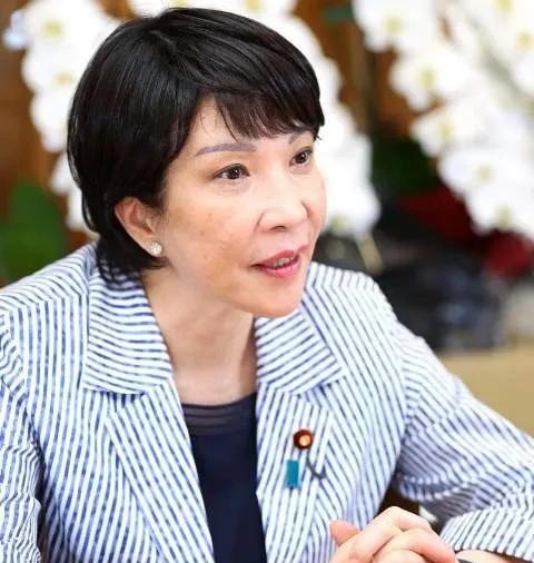 大家猜猜，高市早苗接替石破茂担任日本首相能干多久？
笔者认为，不出一年，高市早苗