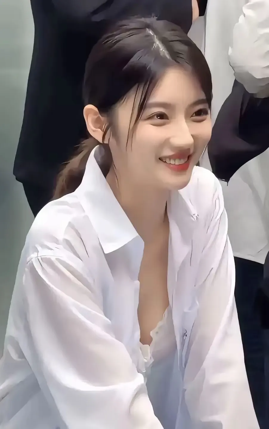 你知道吗
一个女孩子最想听的话是什么
有人说是夸她衣服得体
也有人说是人有气质