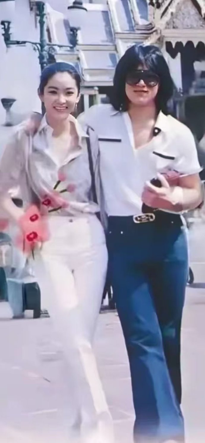 当时的林青霞估计头都大了，这躲还是不躲好啊！ ​​​