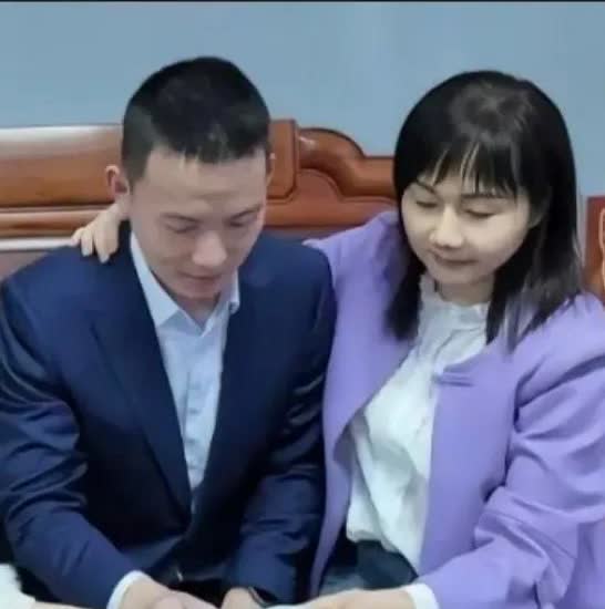 谢浩男身旁神秘拥抱女子，究竟是谁？
 
最近谢浩男的事儿可太火了！网上一张他