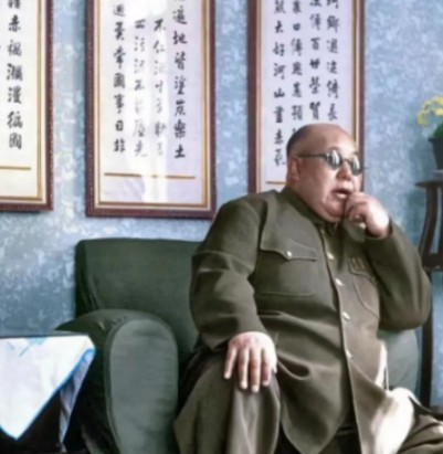 1956年，马鸿逵逃往美国，在他的私人公寓中，大腹便便地享用着他小姨为他准备的乳
