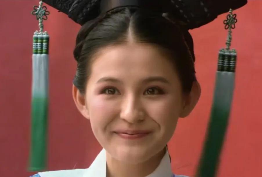一直摆个臭脸，对谁都不满意，看谁都够的叶澜依！
在剧中一直是一个特别的存在，印象