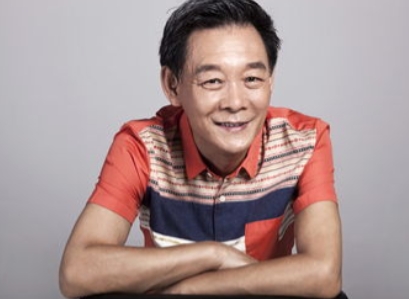 1960年的一天，北京人艺报名处，一个小男孩拿着5毛钱，和老师争辩：“你怎么知道