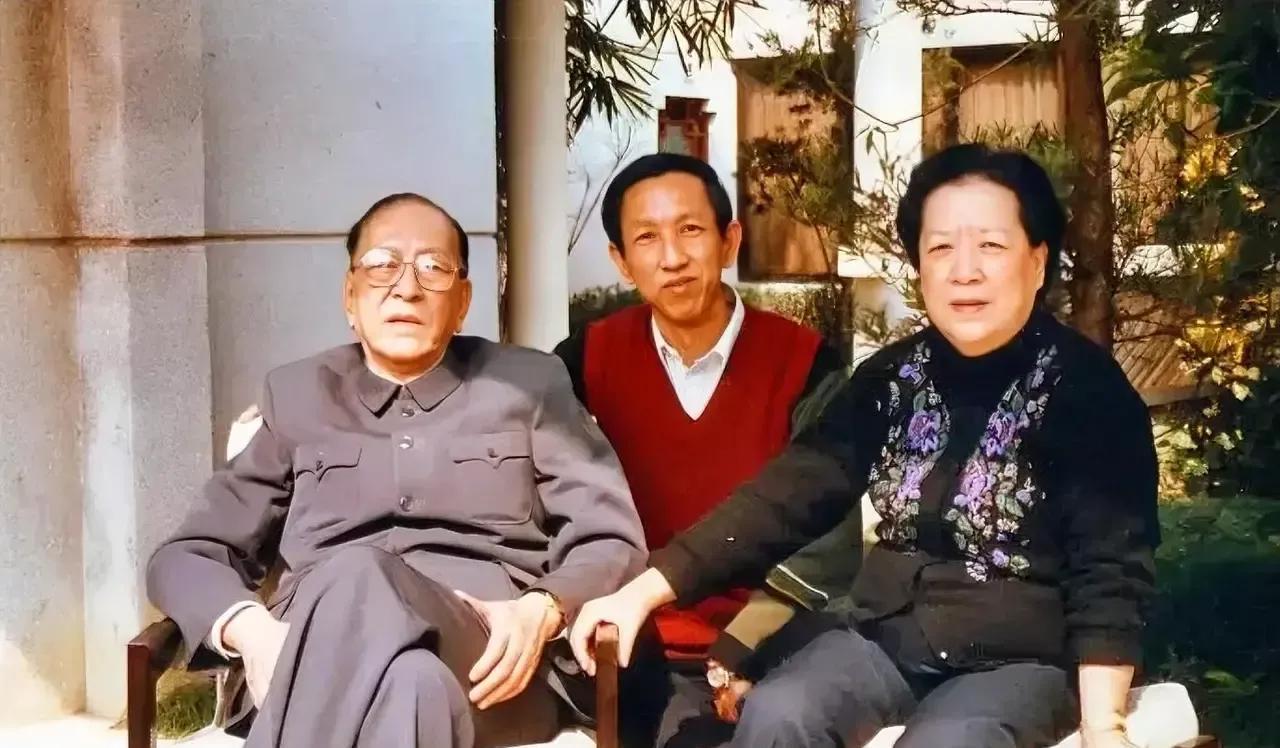 耿飚与家人在一起，亲切交谈，嘘寒问暖，合影留念，永恒的回忆！