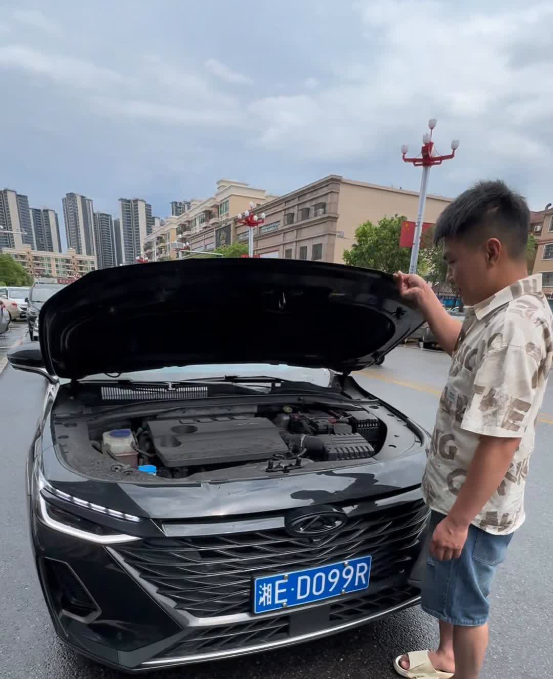兄弟们，这是一台假的艾瑞泽8。
·看一下1.6T的发动机。
·再看前脸，这是