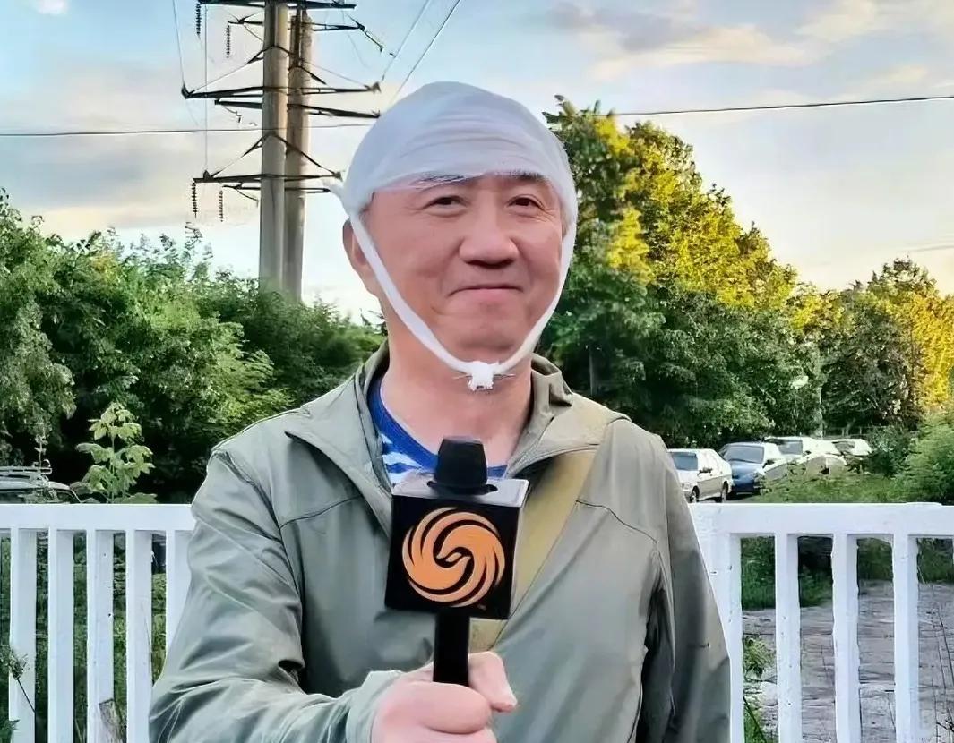 俄罗斯人都被感动坏了！
在前线受伤的卢大记者一心惦记着工作，不听医生劝告裹着纱布