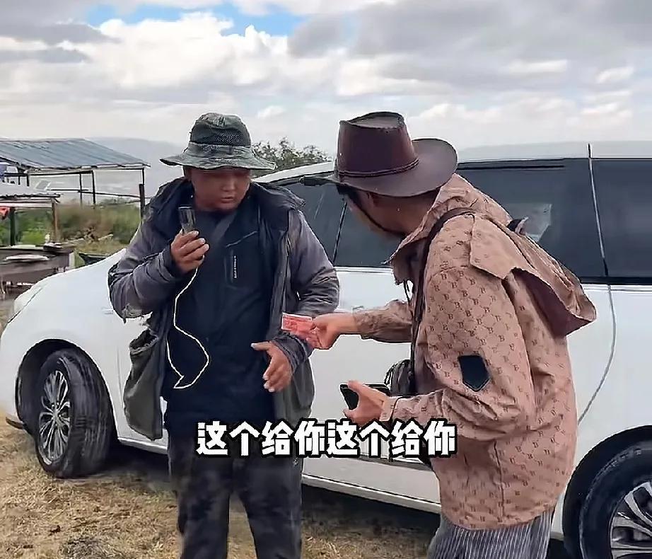 玉酱一家来新疆草原骑马开心极了，喜娜酱一个留在马背吓哭了。
山口虽然瘦，但很精神