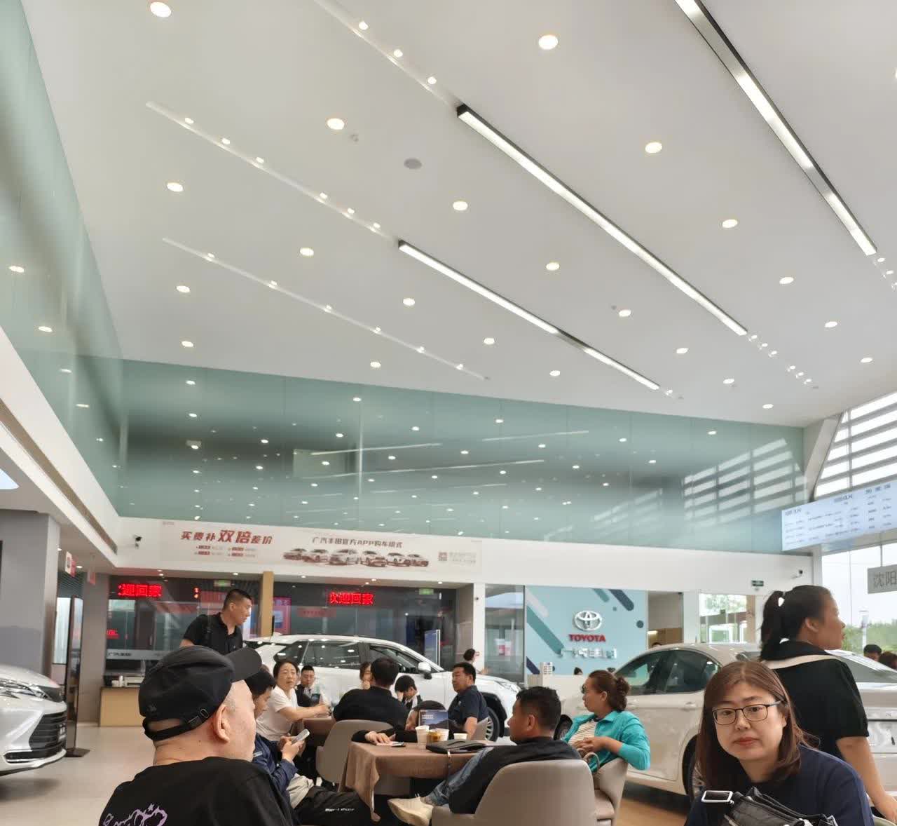 买车的人真多啊
今天去丰田4s店，由于沈阳又推出购车补贴给2000元，并且先到