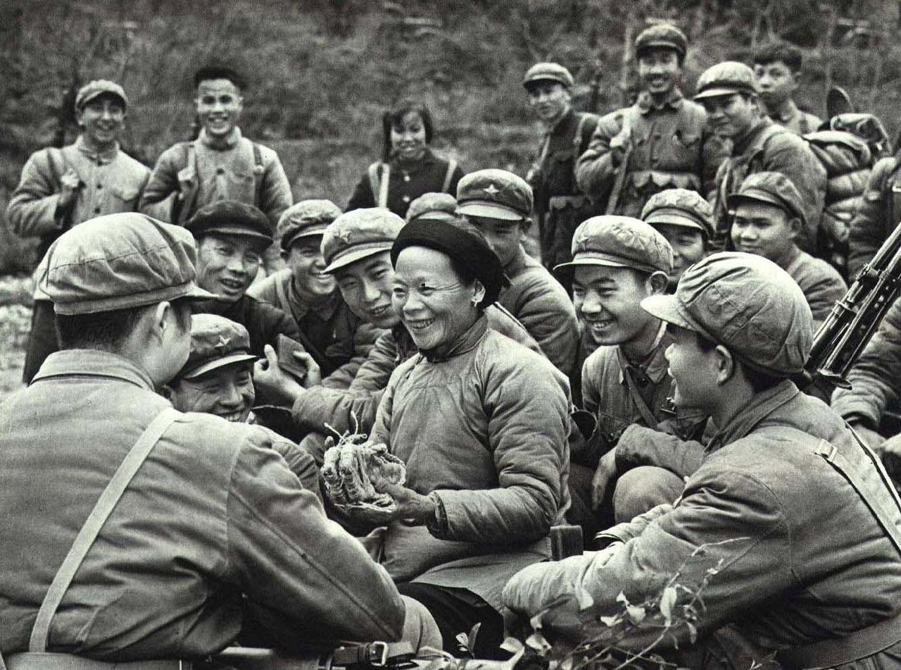 1970年9月人民画报，解放军某部红一连千里野营到井冈山地区，当地贫下中农送红军