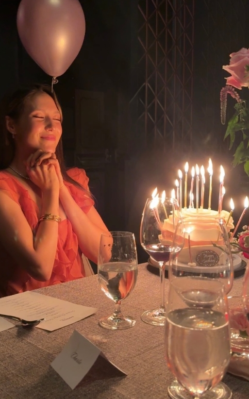 谷爱凌更新社媒晒照，庆祝生日

“十年以来第一次在旧金山过生日🎂 之前没受伤时