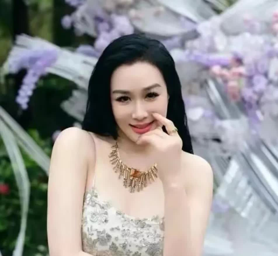 丰满依旧！54岁钟丽缇晒美照，性感女神风采依旧让人心动