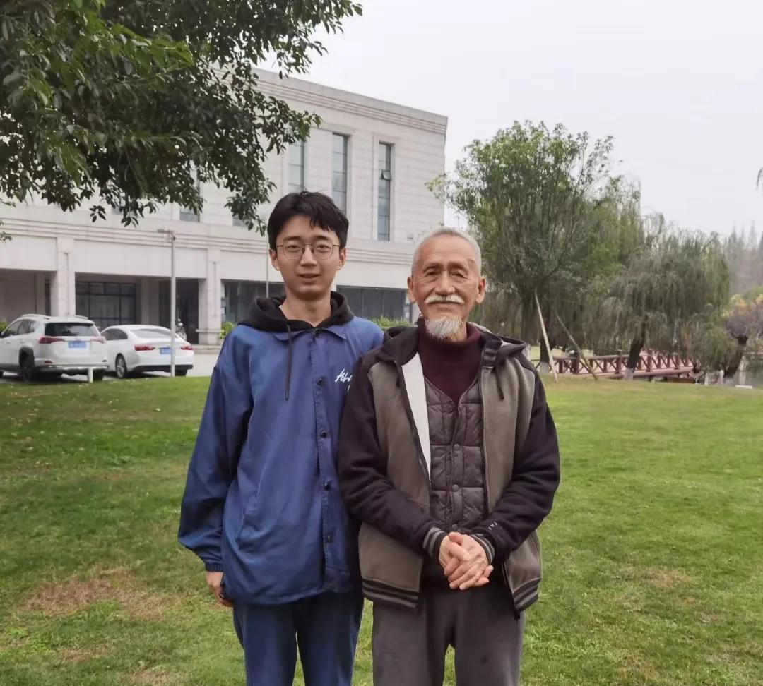 这张照片拍摄于2022年，是陈彼得逝世后在旧手机找出来的，那时候成都电子科技大学