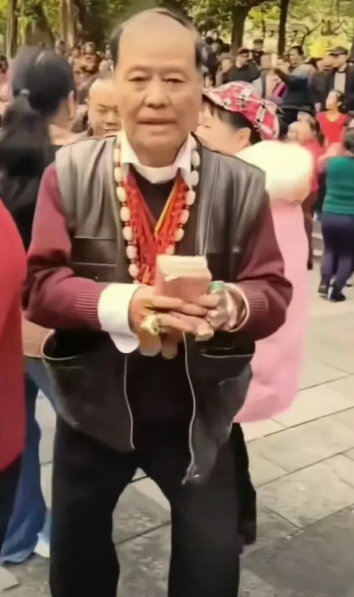 柳州一位有钱而又孤独的老人，在广场里，他到处炫富，却又没有人理他。钱真是万能的吗