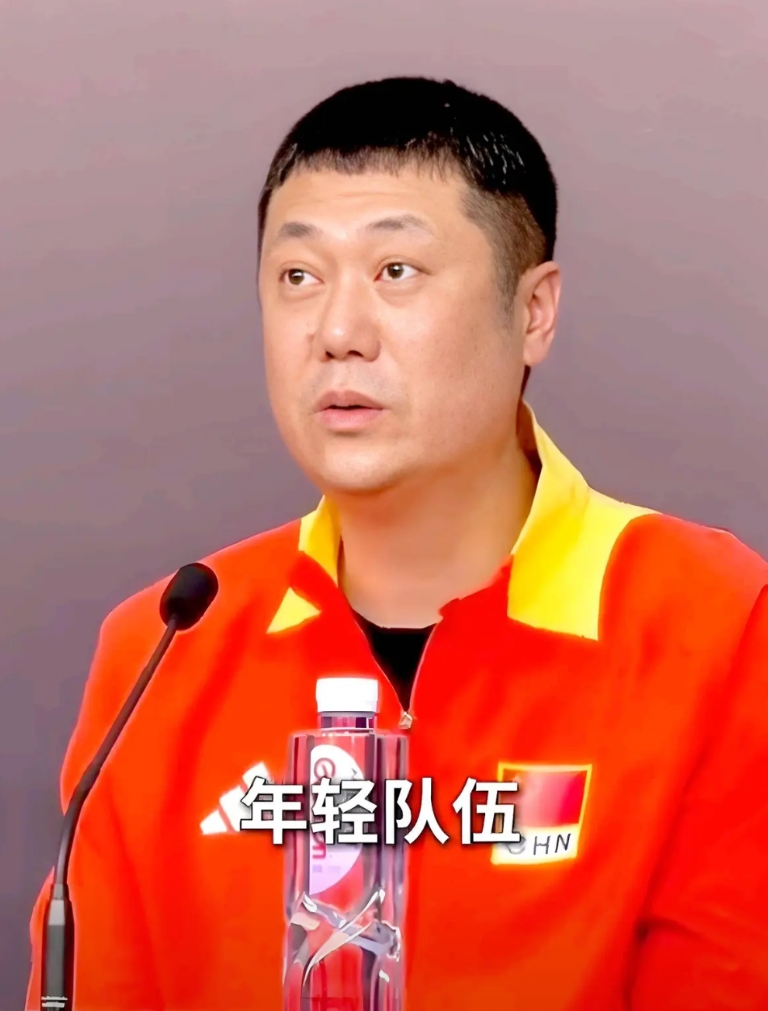 中国女排主教练赵勇不会下课！

因为中国女排在刚刚过去的2025年女排世锦赛上止