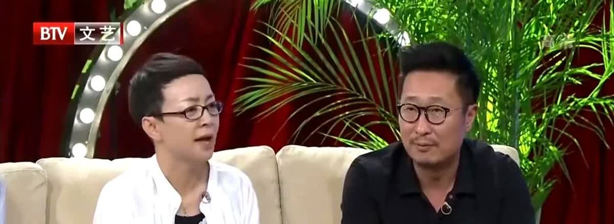 演员宋丹丹说：“当年，林永健在剧组拍戏，他老婆周冬齐挺着大肚子，天天让我陪她看房