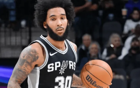 NBA常规赛马刺主场对阵老鹰的比赛已经结束。全场战罢，马刺以135-126战胜老