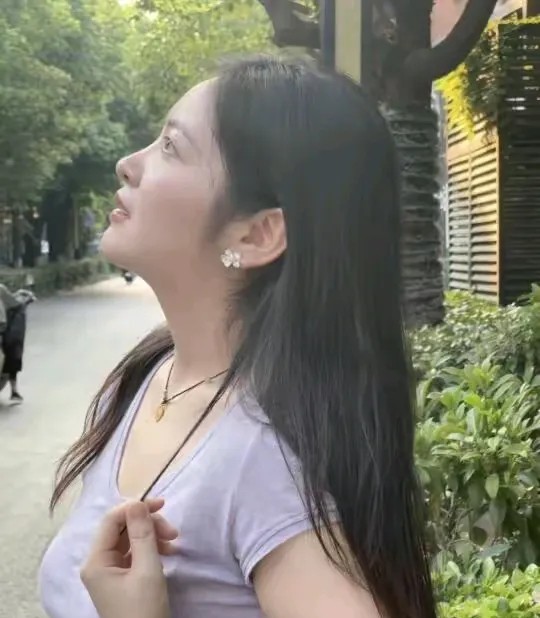阳光下的午后，漫步在公园里，享受大自然的美好。