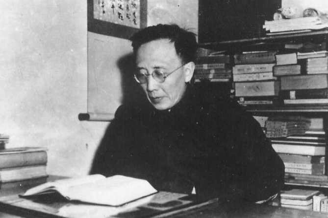 1979年，郭沫若去世8个月后，他的妻子于立群突然自杀身亡，从一份遗物信件中得知