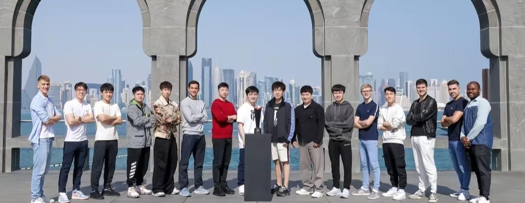 这张照片含金量很高！他们是当时世界乒坛现役最牛逼的16位队员。
这群人，他们从横