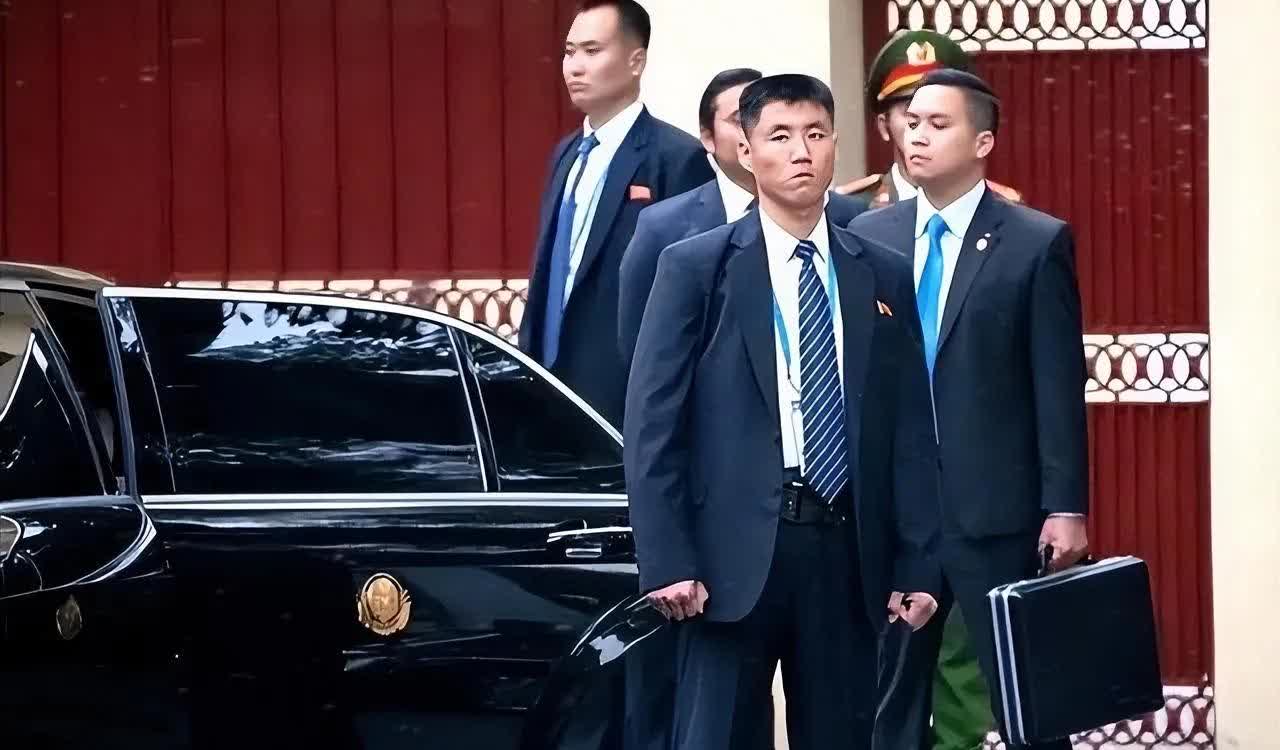 2019年3月
朝鲜领导人金正恩访问越南，照片上的几位穿西装的男子，是领导人的