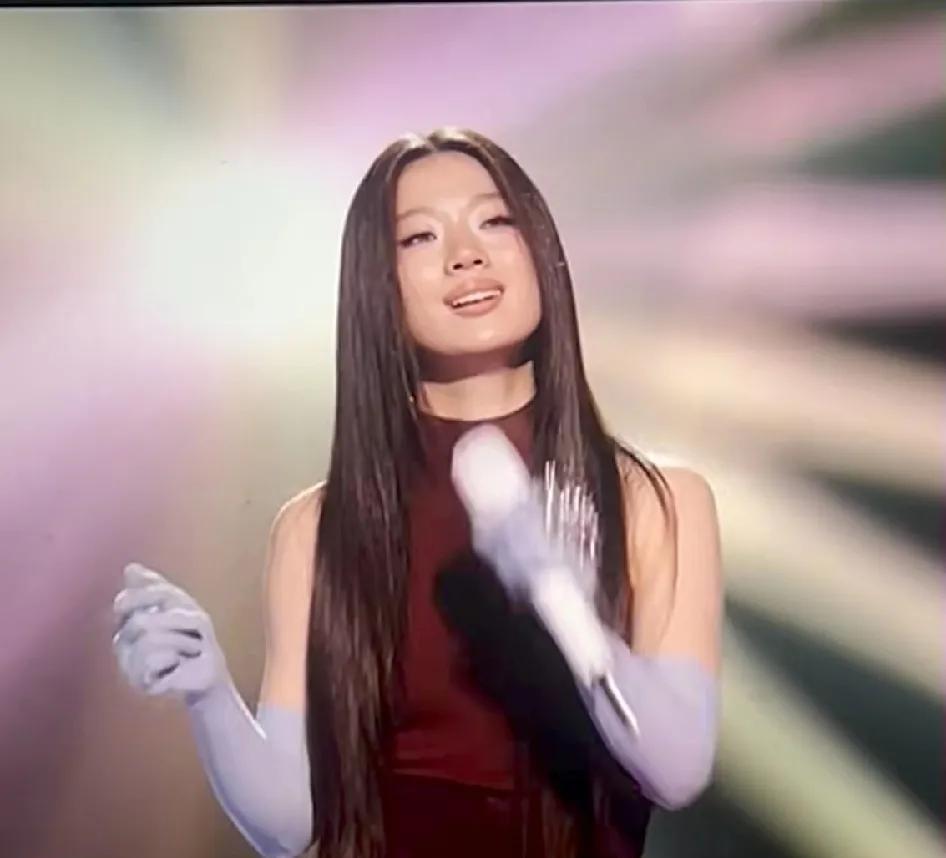 卫兰到底是何方神圣啊？
她一来《歌手》，拿了两期第一的单依纯，居然慌了！
她这次