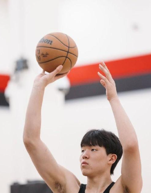 杨瀚森的联合试训打的是真好，包括夏季联赛也是，让人眼前一亮，为何现在大相径庭？