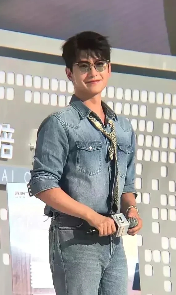 电视上看着一般般，真人巨帅啊。[哈哈笑][哈哈笑][哈哈笑]