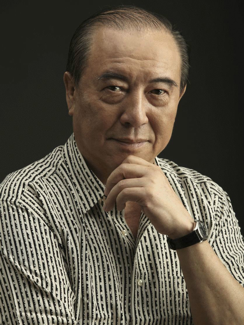 1995年，在电影《灵与欲》拍摄现场，50岁的柯俊雄踹走男一号，亲自示范如何欺辱