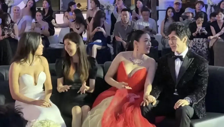 是有分寸还是够冷漠？大女儿在台上整体抹胸，张伦硕装作看不见