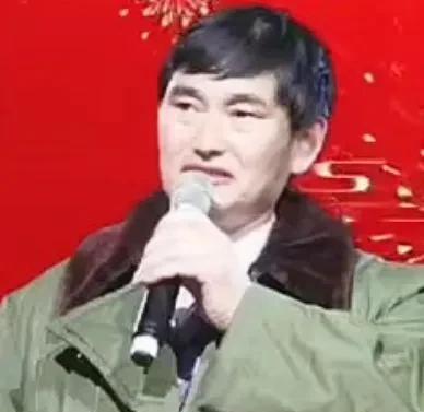 大衣哥热度掉了
最近大衣哥人气、热度掉得很厉害，商演没了，也没人请他去参加活动了