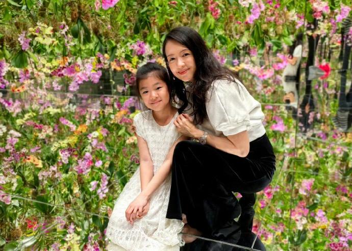 章子怡六一晒女儿儿子，称陪伴就是最好的礼物