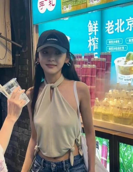 章若楠是真瘦，身高168cm，体重80斤左右！果然不是一般人能当明星的，这也太瘦