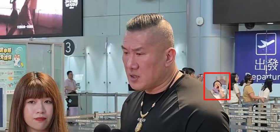 在机场被绿蛙辱骂  馆长怒斥“青鸟邪教”

针对昨天的大罢免，馆长今天（27