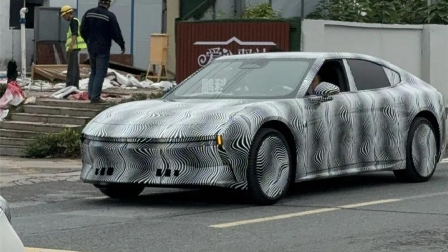 小鹏E29路试谍照曝光，外观非常干练，何小鹏亲自测试