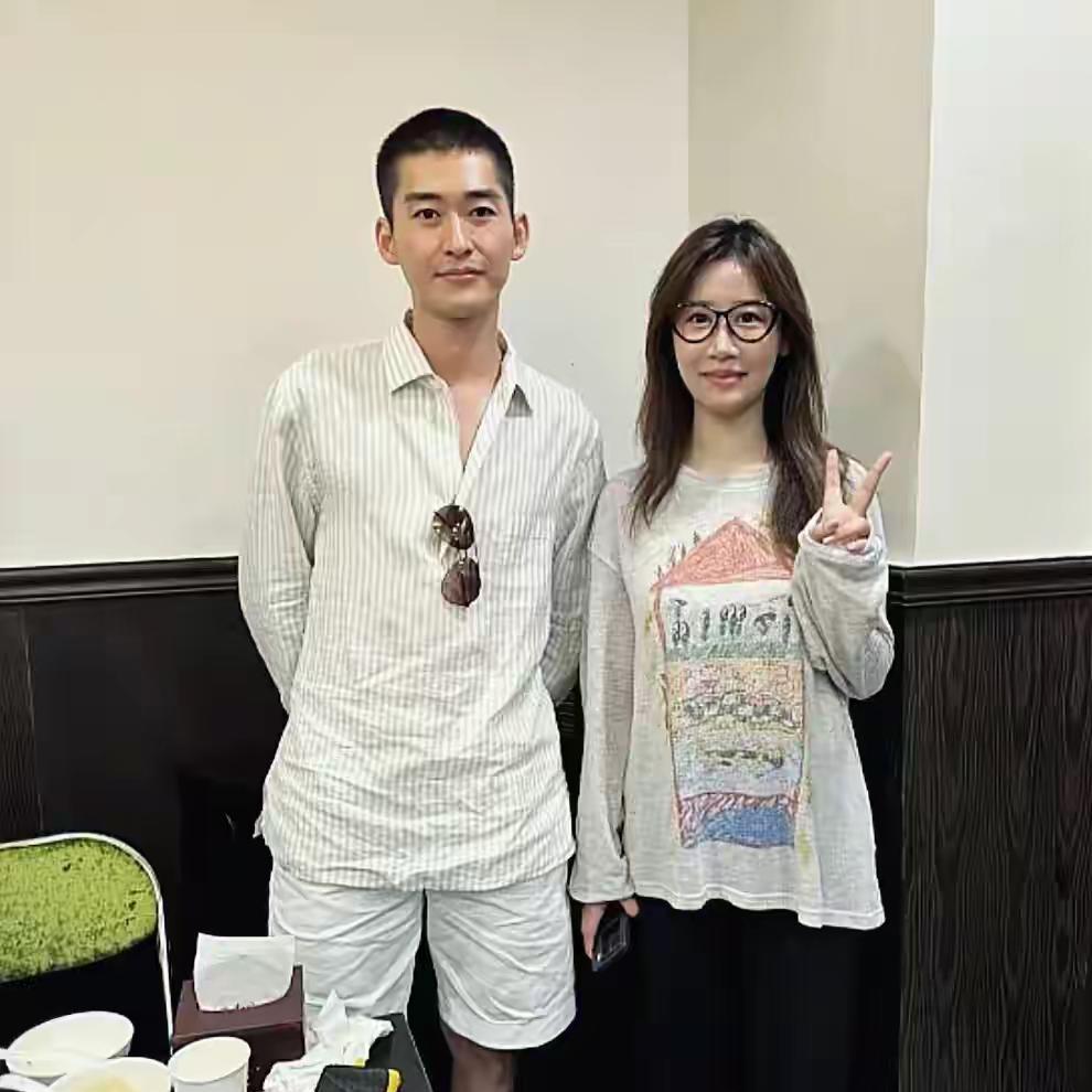 上海街头偶遇张翰：瘦下来的他，帅得有点不一样！[比心]
近日，有网友在上海某餐厅