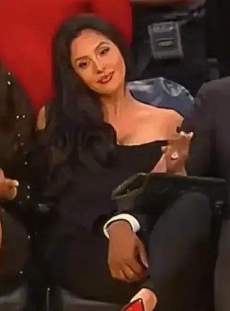 这几天NBA最让人关注的，除了总决赛，就是瓦妮莎的27岁男友。



近期，瓦妮
