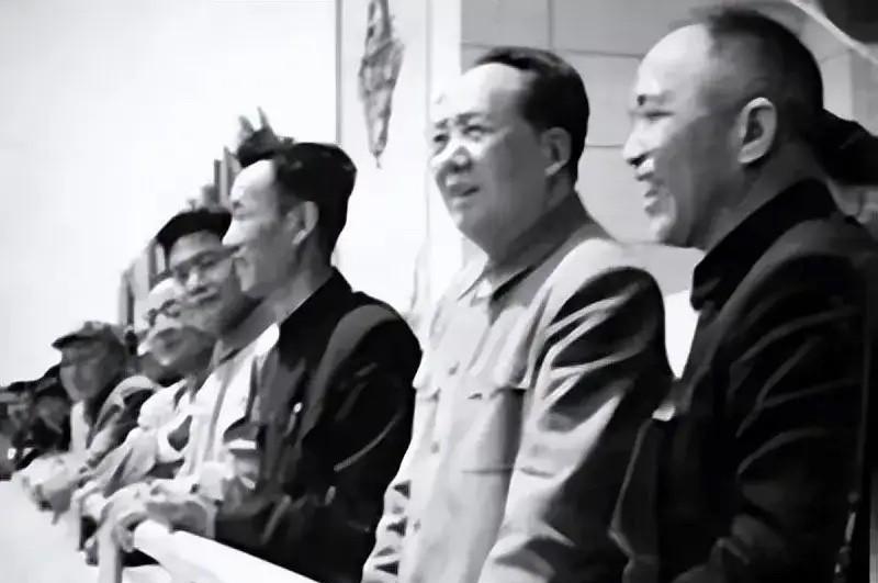 上世纪五十年代后期，毛主席视察武汉时的老照片，湖北省委主要领导王任重、刘子厚共同