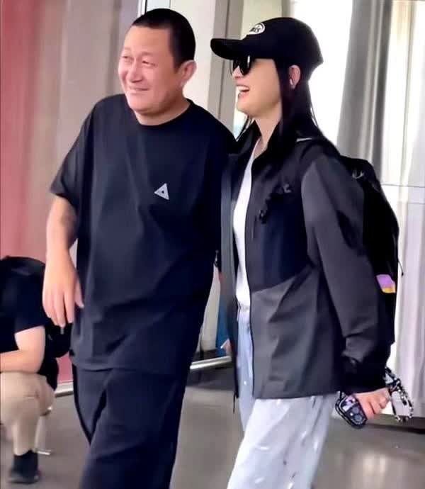 梅婷老公该好好保养了，机场接老婆"老人味"很重，俩人手牵手却像父女……

要