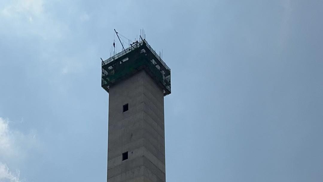 钢骨绘新景 云端立标杆——宏顺建设铸就南宁六景100米方烟囱新建