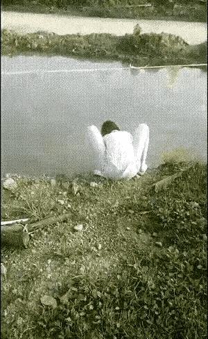 太奇怪了，从远处看这身形，真不知道像个啥，感觉特别怪异。走近了瞧，原来是个女孩在