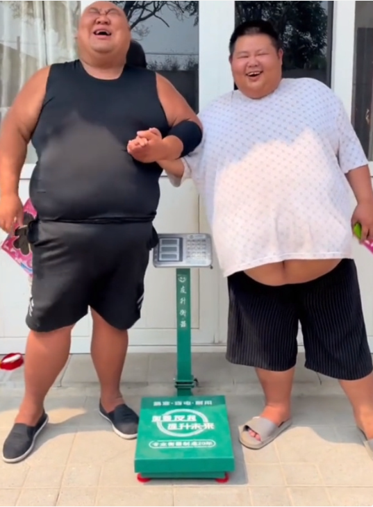 你信右边只比左边重10斤吗？两人称体重，一个174kg，一个179kg… ​​​