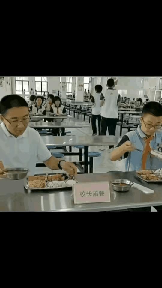 精彩！一问一答一举动，真是啼笑皆非。
今天轮到校长陪餐，校长在学生食堂陪学生一起