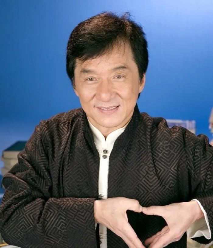一次慈善晚会上，成龙发起捐款倡议，一位大佬打断他问:“你穿的外套多少钱？”，成龙